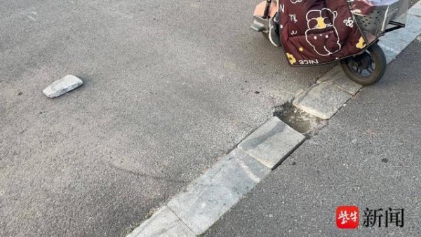 AG真人国际(中国)官方网站 砖块松动“坑倒”骑车东谈主致其多处骨折，交警无法出具包袱认定，咋索赔？