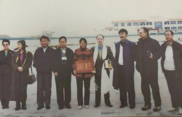 AG真人国际中国官网登录入口 殷玉珍受邀在瑞典种下一棵苹果树，与挂念联接国前布告长安南的苹果树比邻