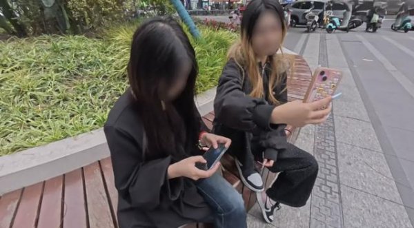 AG真人国际中国官网登录入口 国内“崩老翁”成产业链？有东说念主假扮年青女孩讨钱，孤苦中年男主动求崩？