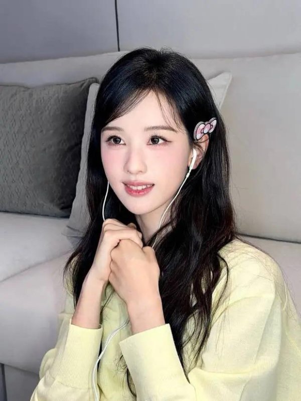 AG真人国际(中国)官方网站 陈皆灵穿奶黄色上衣灵动又可儿