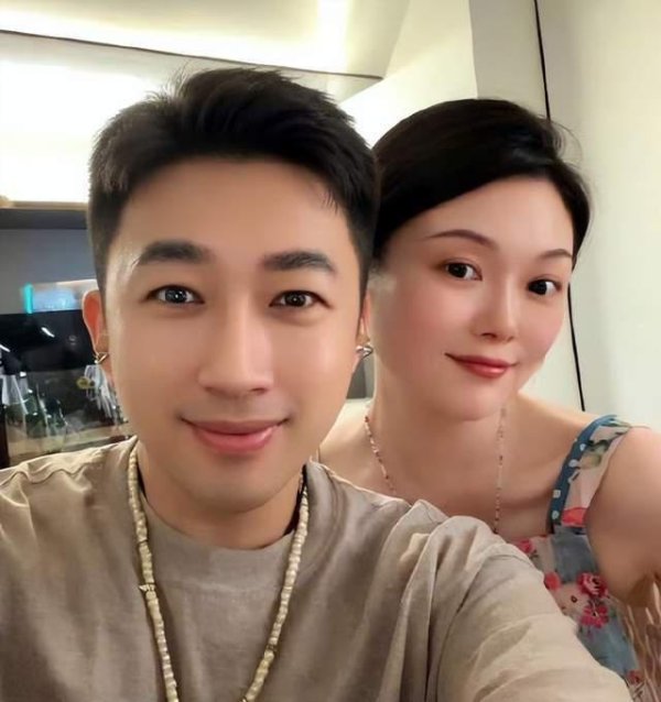 AG真人国际(中国)官方网站 于正晒与晚晚的合照，恢复网友质疑，称骂晚晚的东谈主齐是嫉恨她
