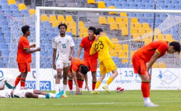 AG真人国际(中国)官方网站 U19国足土伦杯首败！媒体东谈主热议：该换门将了，没进攻没爆点